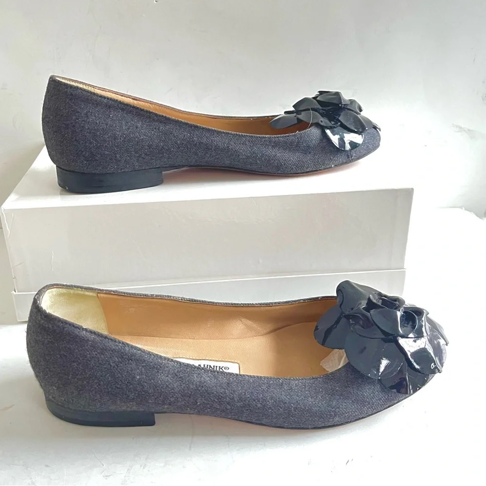 Manolo Blahnik gray flannel flats with black patent flower 38